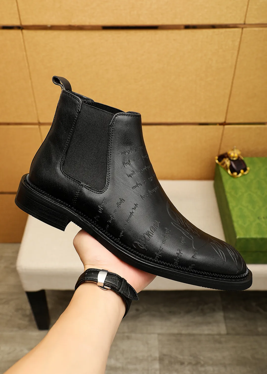 Men's shoes 💰640 💐 Product trademark: GUCCI "Gucci" high-top leather shoes Regular size: 38-44 (37.45.46🉑️Customized) Product materials: Selected imported first-layer calfskin embossed upper + luxury hardware buckle, imported sheep 🐑 leather lining. Strong three-dimensional visual effect, original outsole Color: 3⃣️colors available